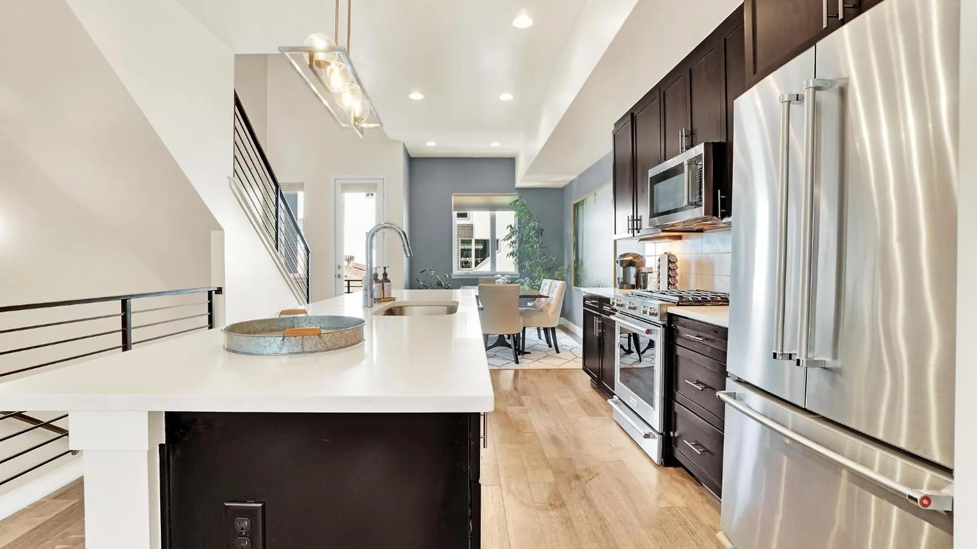 Chic Townhouse Steps From Empower Field! Apartment Denver
