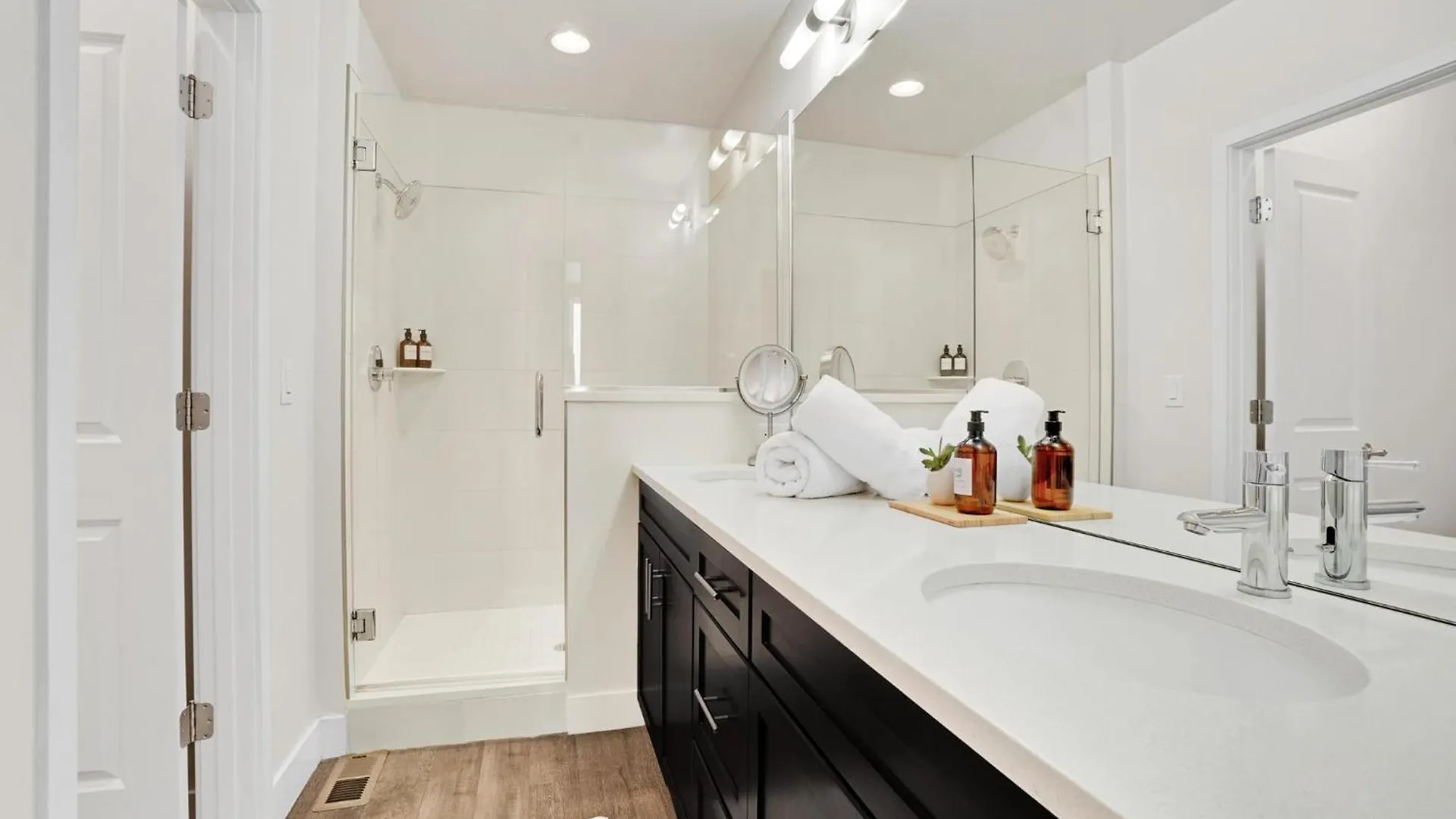 Chic Townhouse Steps From Empower Field! Apartment Denver