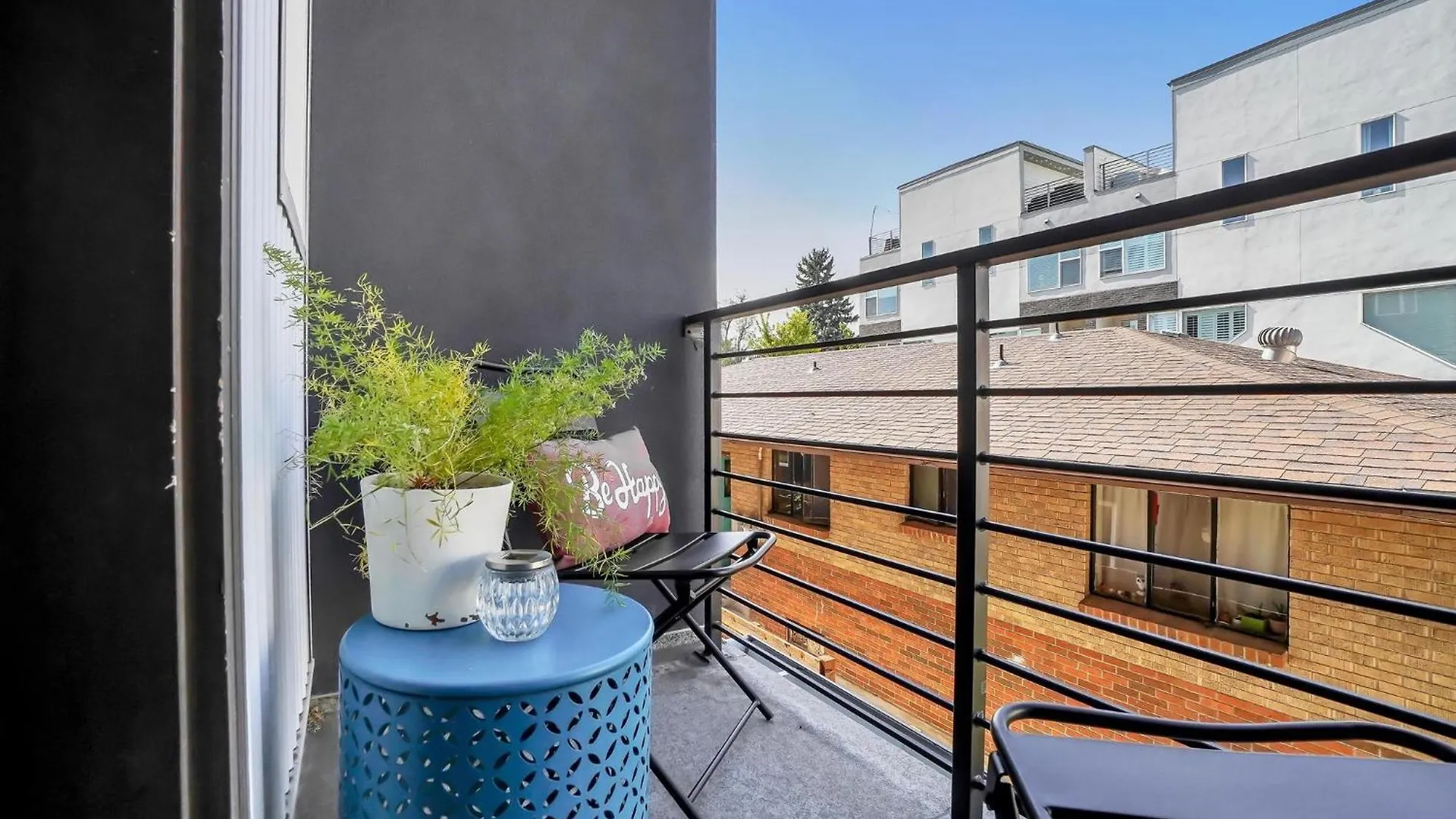 Chic Townhouse Steps From Empower Field! Apartment Denver United States