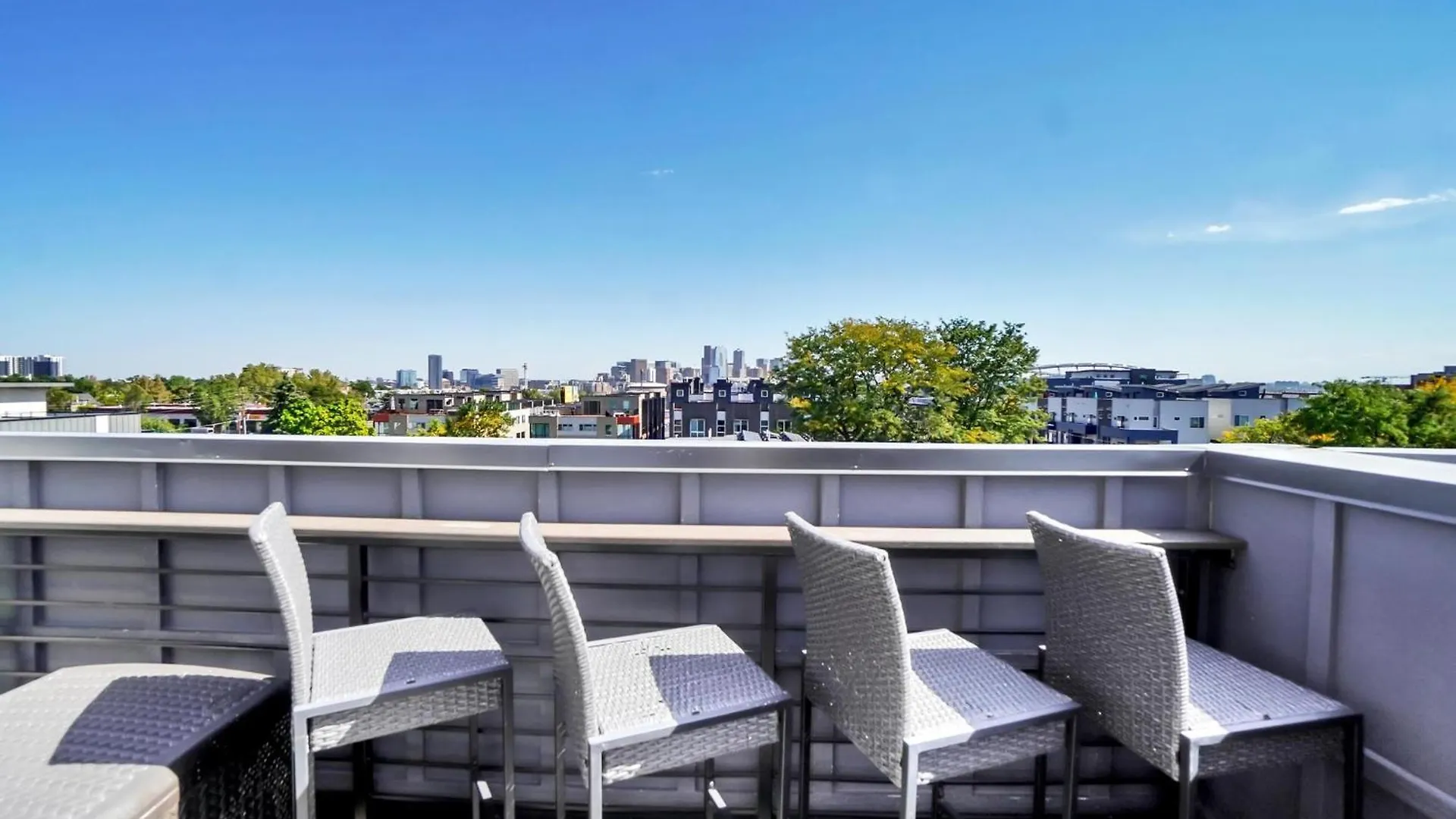 Chic Townhouse Steps From Empower Field! Apartment Denver