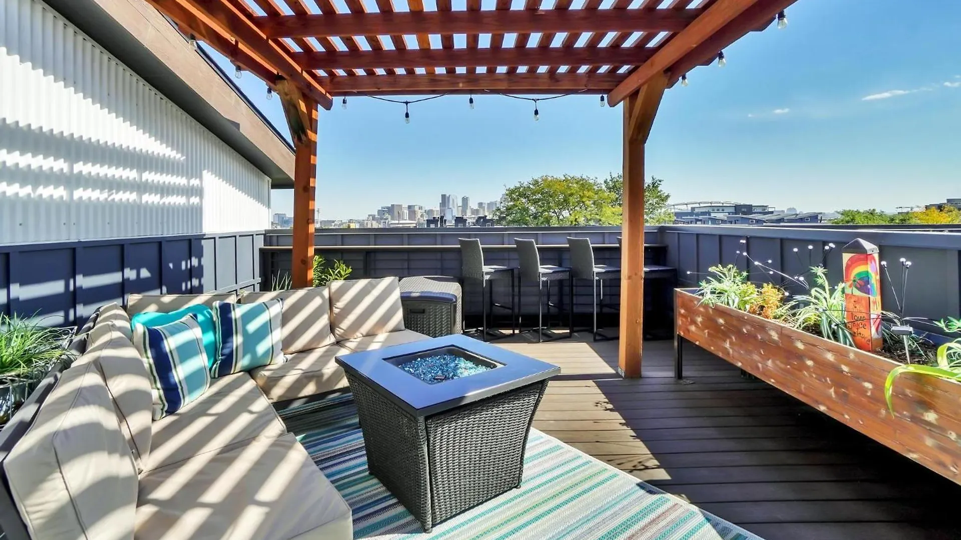 Chic Townhouse Steps From Empower Field! Apartment Denver