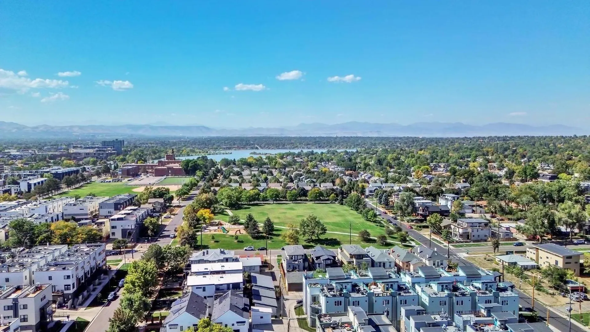 Chic Townhouse Steps From Empower Field! Apartment Denver