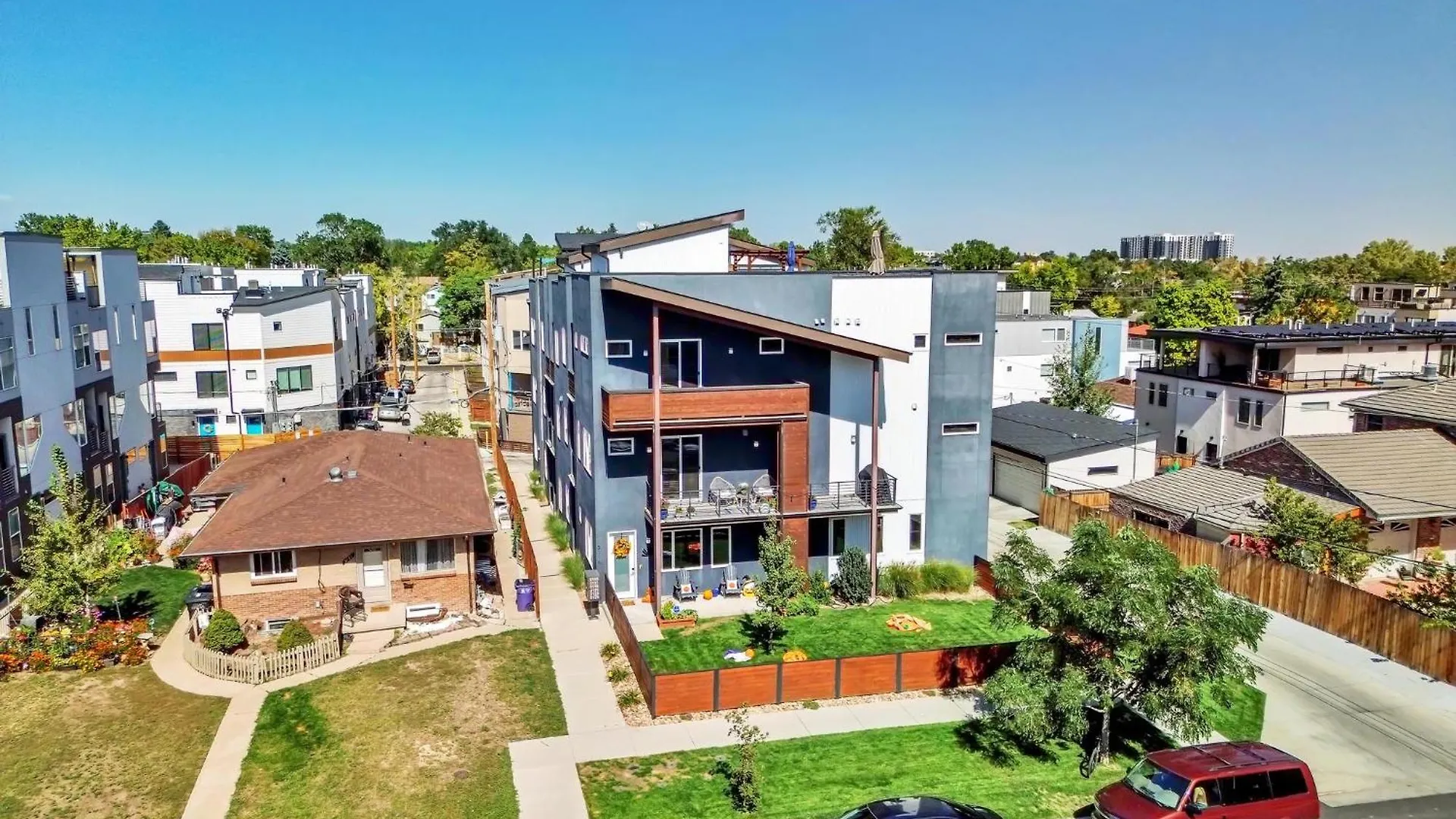 Chic Townhouse Steps From Empower Field! Apartment Denver