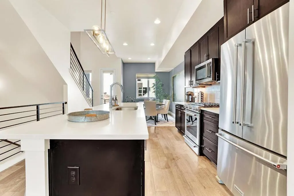 Chic Townhouse Steps From Empower Field! Apartment Denver