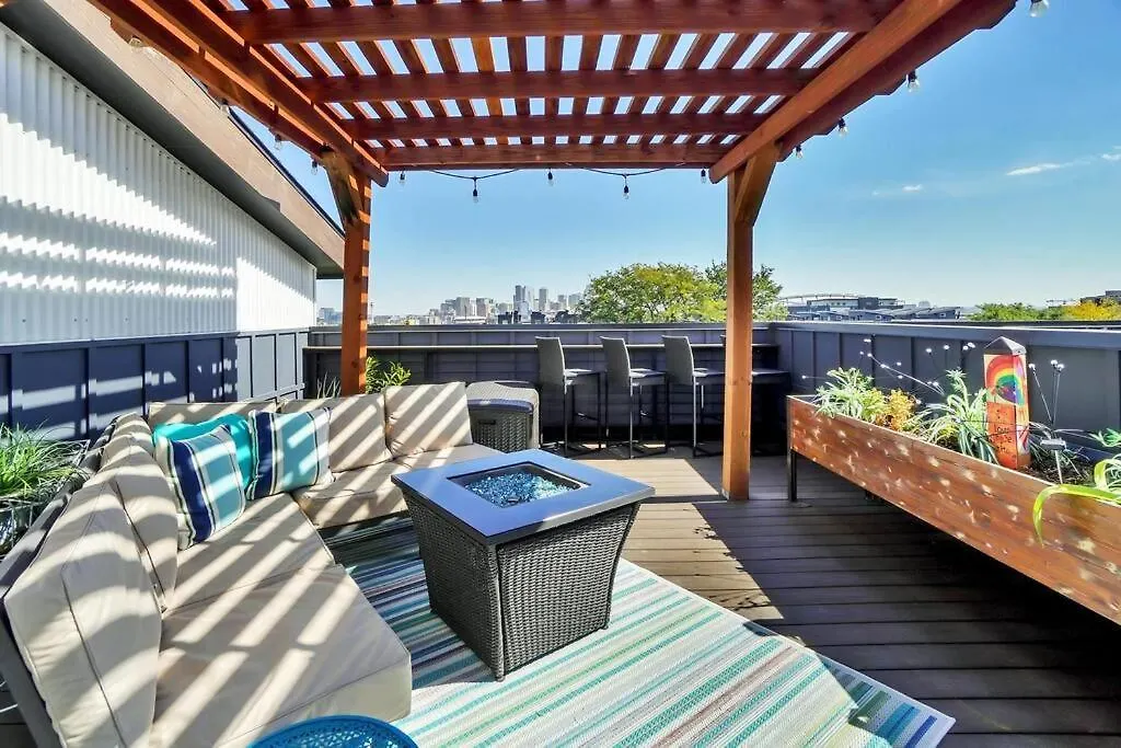 Chic Townhouse Steps From Empower Field! Apartment Denver