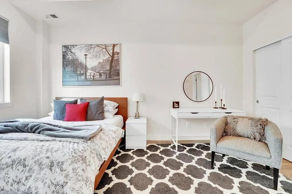 Chic Townhouse Steps From Empower Field! Apartment Denver