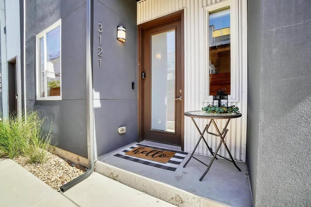 Chic Townhouse Steps From Empower Field! Apartment Denver 0*,