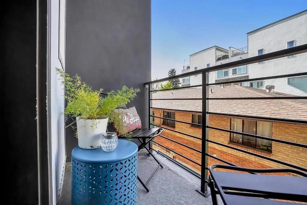 Chic Townhouse Steps From Empower Field! Apartment Denver