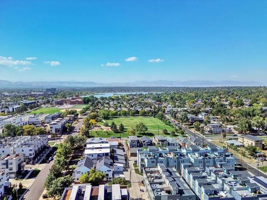 Chic Townhouse Steps From Empower Field! Apartment Denver