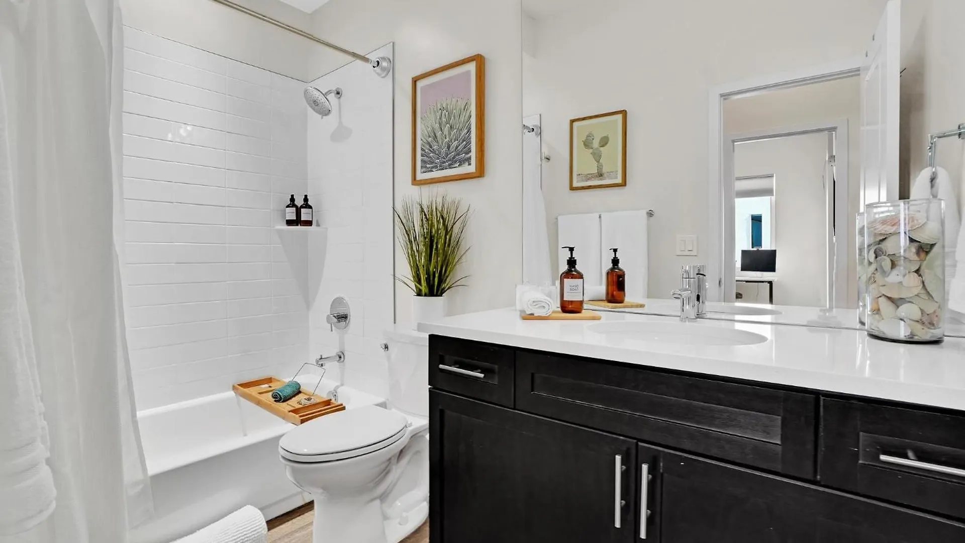 Chic Townhouse Steps From Empower Field! Apartment Denver