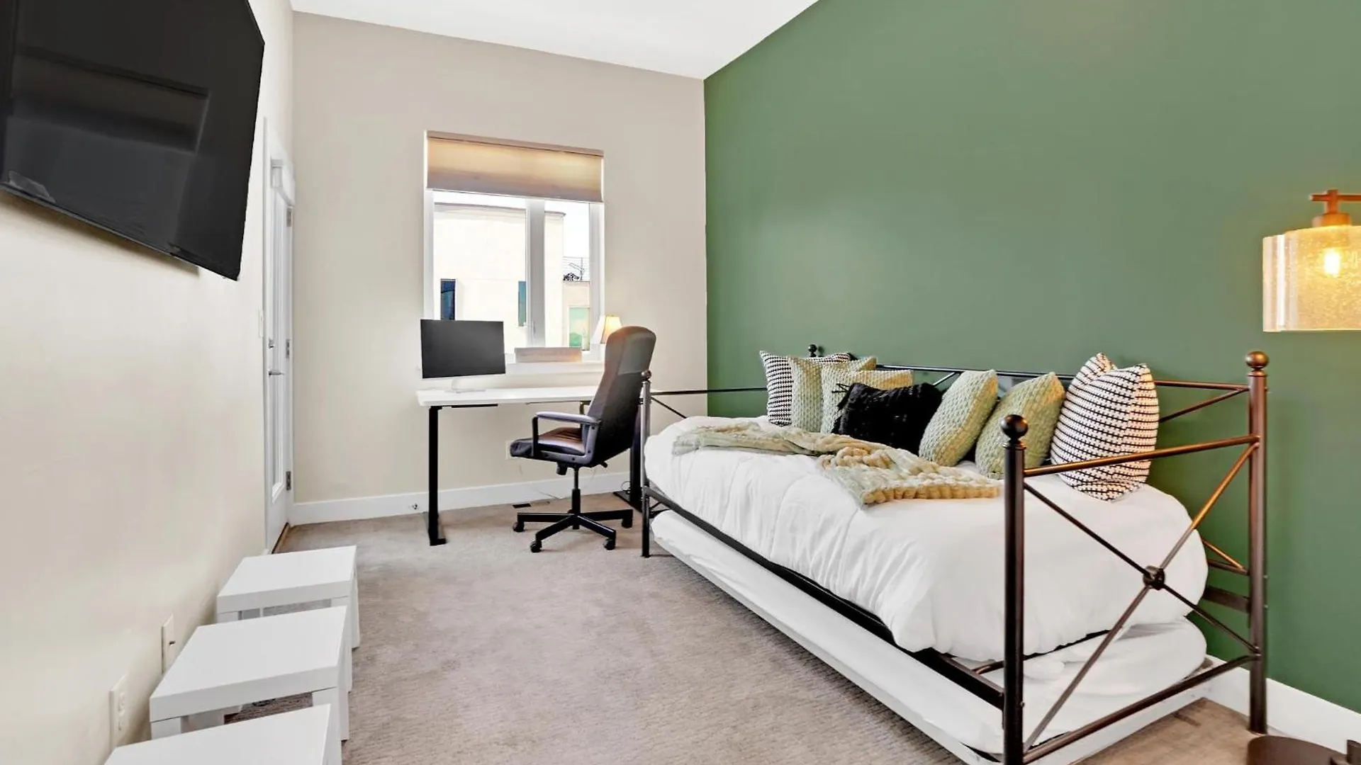 Chic Townhouse Steps From Empower Field! Apartment Denver