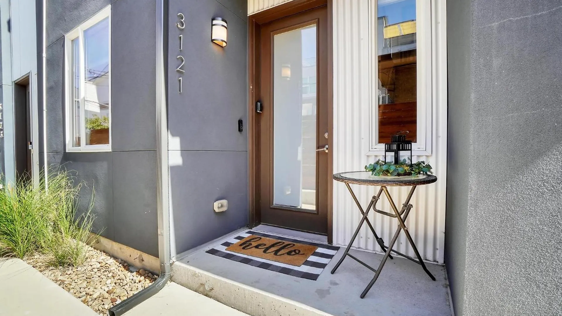 Chic Townhouse Steps From Empower Field! Apartment Denver