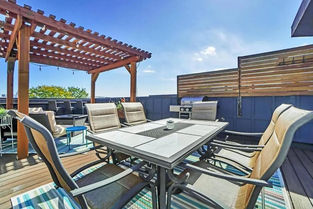 Chic Townhouse Steps From Empower Field! Apartment Denver United States