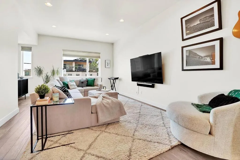 Chic Townhouse Steps From Empower Field! Apartment Denver