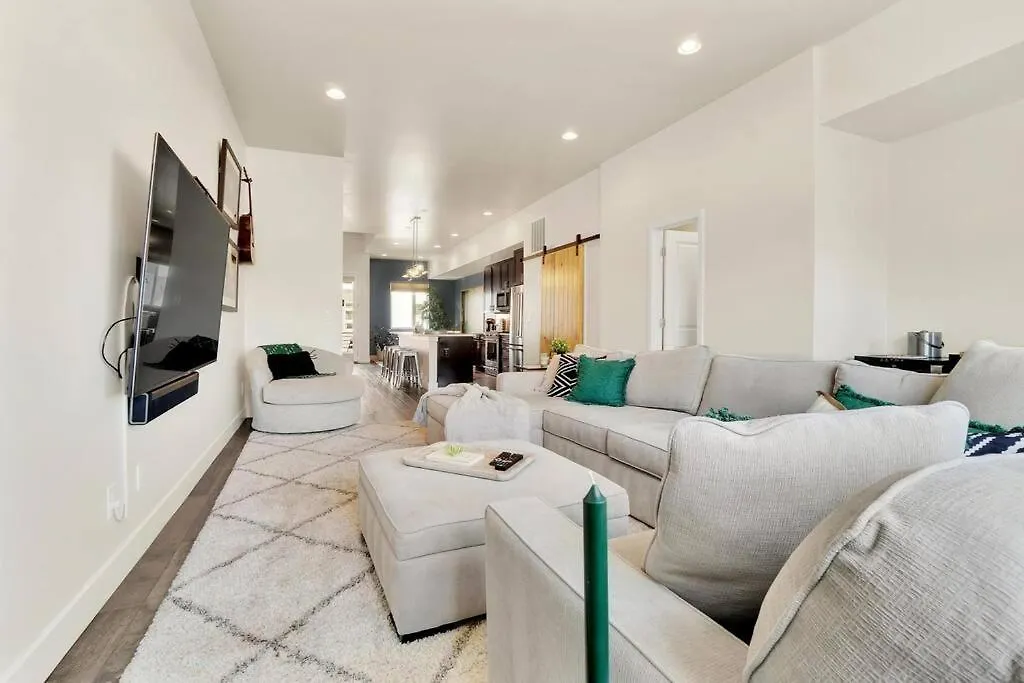 Chic Townhouse Steps From Empower Field! Apartment Denver