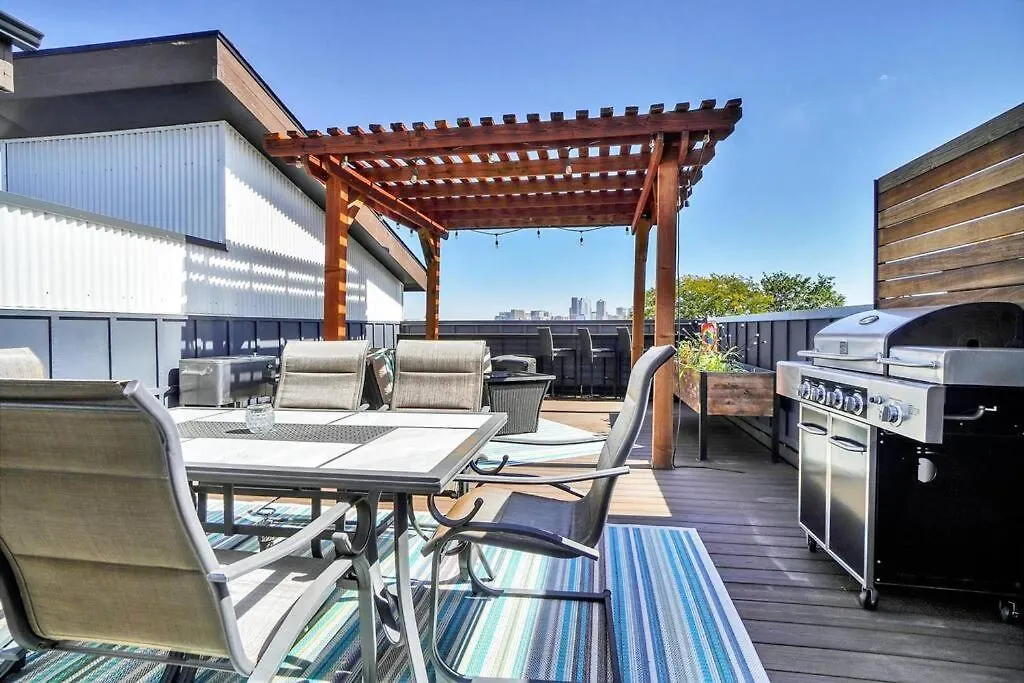 Chic Townhouse Steps From Empower Field! Apartment Denver