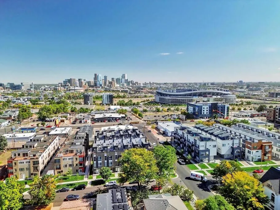 Chic Townhouse Steps From Empower Field! Apartment Denver